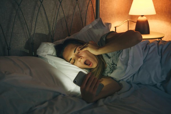 Ánh sáng xanh làm giảm sản xuất melatonin gây rối loạn giấc ngủ