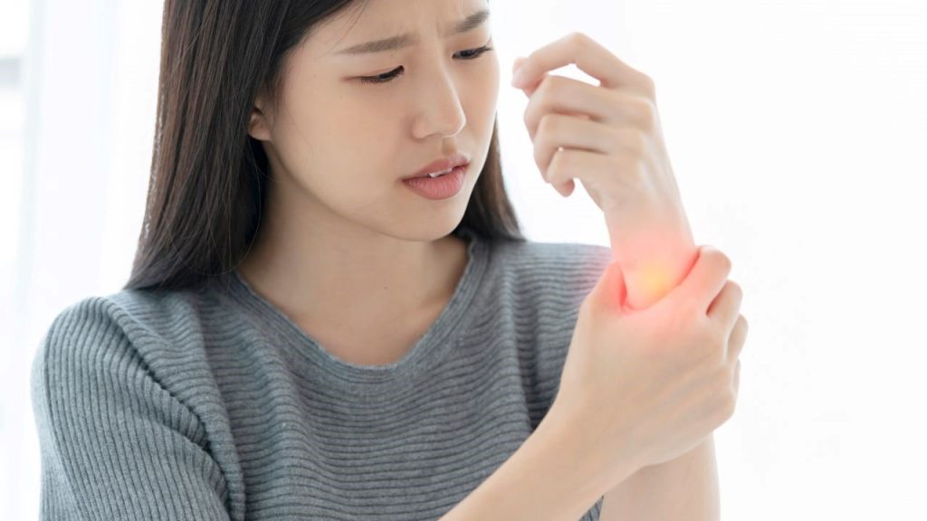 Hội chứng ống cổ tay gây tê, nóng rát và đau nhức cho người bệnh.